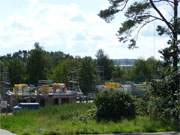 Im Hintergrund das Achterwasser: Blick auf die Baustelle der beiden Ferienhuser in Loddin.