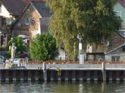 Fischerskulptur: Denkmal am Hafen von Kamminke im Haffland der Insel Usedom.