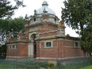 Auf dem Friedhof von Mnchow an der Haffkste Usedoms: Ein beeindruckendes Mausoleum.