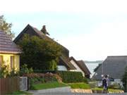 Unmittelbar am Achterwasser: Das Fischerdorf Loddin, eines der kleineren Seebder auf der Insel Usedom.