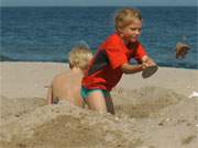 Neben dem Baden die schnste Strandbeschftigung: Buddeln und Sandburgenbau.