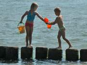 Frmchentausch: Kinder auf einer Buhne in der Ostsee bei Stubbenfelde.