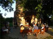 Im Abendlicht: Die Dorfkirche des Ostseebades Koserow vor der Theatervorstellung.