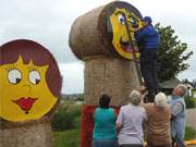 Die Strohpuppen werden fr das Erntefest am Loddiner Achterwasserhafen geschmckt.