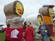 Herausarbeiten der "kleinen Unterschiede": Die Erntefestpuppen in Loddin sind fast fertig.