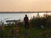 Nach dem Blick ber das Achterwasser: Ein Hafenbesucher kehrt vom Aussichtspunkt am Wasser zurck.