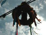 Erntefest im Seebad Loddin auf der Insel Usedom: Die Erntekrone ist gehisst.