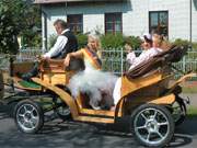 Knigin und Ferkelchen: Maskottchen auf dem Festumzug auf der Klpinseer Strandstrae.