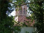 Blick auf die Dorfkirche von Krummin nahe des Hafens.