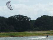 Wassersport nahe der Inselmitte Usedoms: Kiter auf dem Achterwasser.