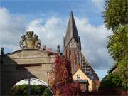 Im die Hintergrund Kirche Sankt Marien: Torbogen des Barther Stifts.