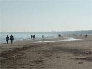 Blick zur Hafenstadt Swinemnde: Ostseestrand des Seebades Ahlbeck auf Usedom.