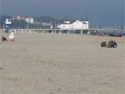 Es wird ruhiger auf der Insel Usedom: Ostseestrand und Seebrcke des Kaiserbades Ahlbeck.