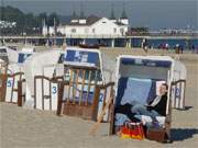 Sonnenbad auf dem Ostseestrand: Die Seebrcke des Ostseebades Ahlbeck.