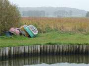 Herbstliches Farbspiel: Ruderboote am Achterwasserhafen des Usedomer Bernsteinbades ckeritz.