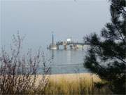 Auf dem Weg in die Tiefe: Tauchgondel am Ende der Seebrcke des Ostseebades Zinnowitz.