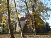 Bewegte Vergangenheit: Die Dorfkirche von Krummin nahe am Hafen.