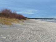 Blick zum Peenemnder Haken: Auf dem Strand des Usedomer Ostseebades Trassenheide.