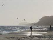 Die Weite am Meer: Wanderer auf dem Ostseestrand in der Nhe von ckeritz.