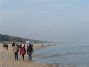 Ostseebad Trassenheide auf Usedom: Spaziergnger auf dem Ostseestrand.