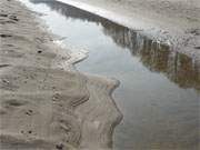 Wellenlinien: Tmpel auf dem Sandstrand des Bernsteinbades ckeritz.