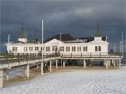 Interessante Beleuchtung: Die Seebrcke von Ahlbeck vor dunklen Wolken.