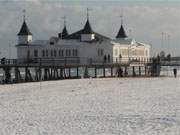 Der erste Schnee auf der Insel Usedom: Die Seebrcke des Kaiserbades Ahlbeck.