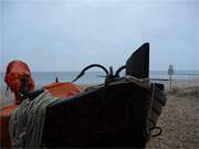 Fischerboot am Strand: Das Bernsteinbad Loddin in der Inselmitte Usedoms.