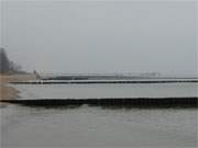 Dunst ber dem Ostseestrand der Insel Usedom: Die Seebrcke des Ostseebades Koserow.