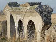 Wie Viadukte stehen die Innentrennwnde der Lagerbunker in den Peenewiesen am Peenestrom.