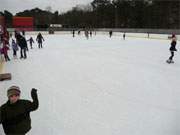 Wintersport auf Usedom: Schilttschuhlaufen an der Strandpromenade des Ostseebades Heringsdorf.