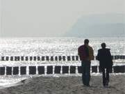 Wrmende Mittagssonne: Strandwanderung an der Ostseekste der Insel Usedom.