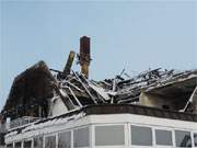 Nach dem nächtlichen Feuerwehreinsatz: Abgebranntes Golfhotel in Balm.