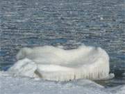 Eisscholle: Winter am Ostseestrand des Bernsteinbades ckeritz auf Usedom.