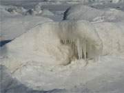 Wunderbare Formen: Eisgebilde am Ostseestrand von Zinnowitz auf Usedom.