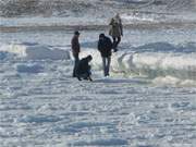 Winterurlaub auf der Insel Usedom: Klettern auf vereisten Buhnen im Seebad ckeritz.