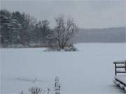 Unter einer geschlossenen Schneedecke liegt der Klpinsee nahe der Ostseekste Usedoms.