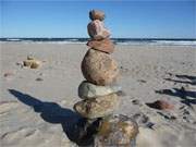 Auf dem Ostseestrand der Insel Usedom: Strandspaziergnger haben "Trollstenen" aufgeschichtet.