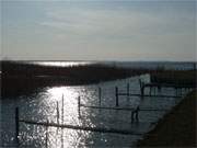 Nachmittagssonne am Achterwasser: Der kleine Hafen des Seebades Loddin.
