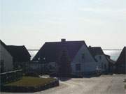 Vor dem glänzenden Achterwasser: Das traditionelle Fischerdorf Loddin auf Usedom.
