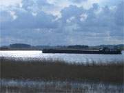 Der Peenestrom nahe des Ostseebades Karlshagen: Ein Schiff auf dem Weg zum Hafen von Wolgast.