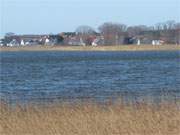 Das Usedomer Bernsteinbad Zempin hinter der Rieck, einem Arm des Achterwassers.