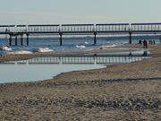 Spiegelungen: Die Seebrcke von Heringsdorf im Spiegelbild der Ostsee.