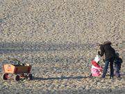 Strandbesucher im Ostseebad Heringsdorf: Mutter und Kind am Ostseestrand.