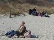 Mitte Mrz auf der Insel Usedom: Sonnen auf dem Sandstrand an der Ostsee.