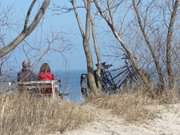 Ein wunderschnes Pltzchen am Meer: Bank in der Dne des Kaiserbades Ahlbeck.