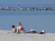 Sonnenbad am Meer: Frhling am Ostseestrand der Insel Usedom.