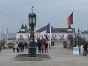 Usedomer Kaiserbder: Der Vorplatz der Ahlbecker Seebrcke mit der gusseisernen Uhr.