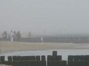 Strandwanderung bei feinem Regen: Der Ostseestrand der Insel Usedom bei Koserow.