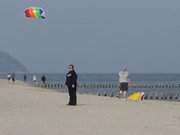 Khler Wind am Ostseestrand: Strandbesucher des Usedomer Seebades ckeritz.